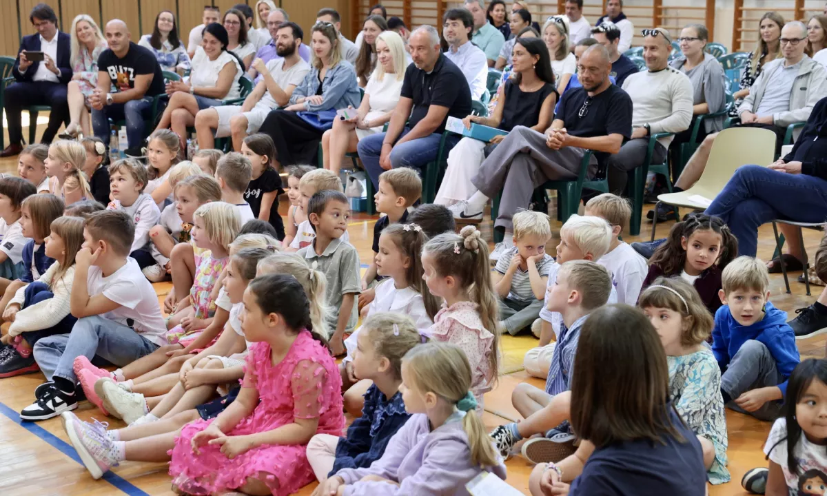V šolske klopi se je vrnilo na tisoče učencev in dijakov po vsej Sloveniji