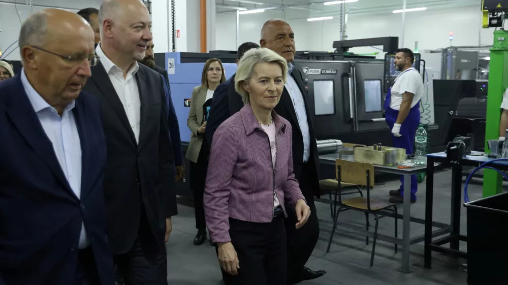 European Commission President Ursula von der Leyen, Bulgarian Prime Minister Rosen Zhelyazkov, and Boyko Borissov, leader of GERB party, walk during a visit at Bulgarian state arms company VMZ-Sopot, in Sopot, Bulgaria August 31, 2025. Bulgarian Government Press Office/Handout via REUTERS ATTENTION EDITORS - THIS IMAGE HAS BEEN SUPPLIED BY A THIRD PARTY. NO RESALES. NO ARCHIVES / Foto: Bulgarian Government Press Offic