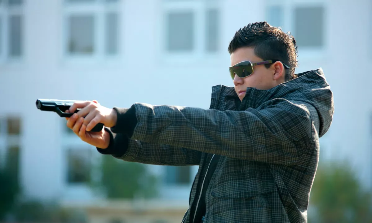 Popoldan s palicami, zvečer s pištolami