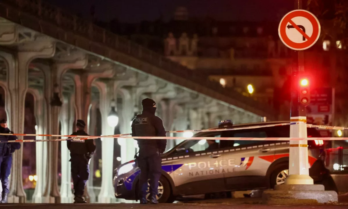 Moški v spodnjem perilu skrival za deset milijonov evrov nakita