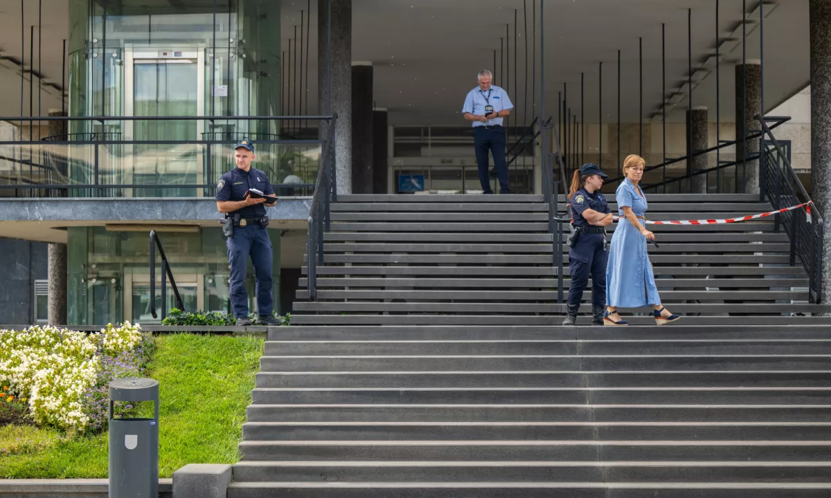 Zaradi grožnje z bombo izpraznili županovo pisarno