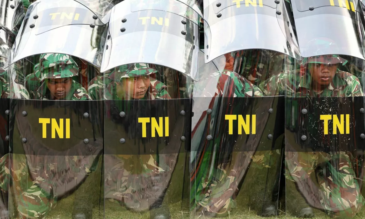 Na protestih v Indoneziji znova na tisoče ljudi, na ulicah Džakarte tudi vojska