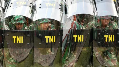Armed Indonesian military troops attend an anti-riot practice at the National Monument (Monas) complex, amid the widespread anti-government protests and rioting over issues such as extra pay for parliamentarians and housing allowances that resulted in riots, in Jakarta, Indonesia, September 1, 2025. REUTERS/Willy Kurniawan   TPX IMAGES OF THE DAY