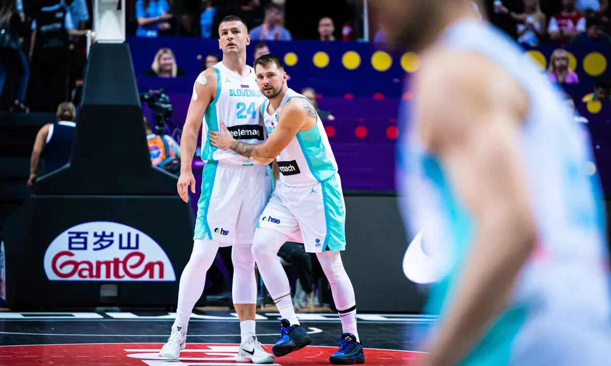 (SPREMLJAMO) Slovenija z Islandijo za drugo zmago na prvenstvu