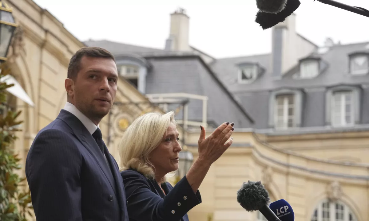 Francoska skrajna desnica vztraja pri predčasnih volitvah po neuspešnih pogovorih s premierjem