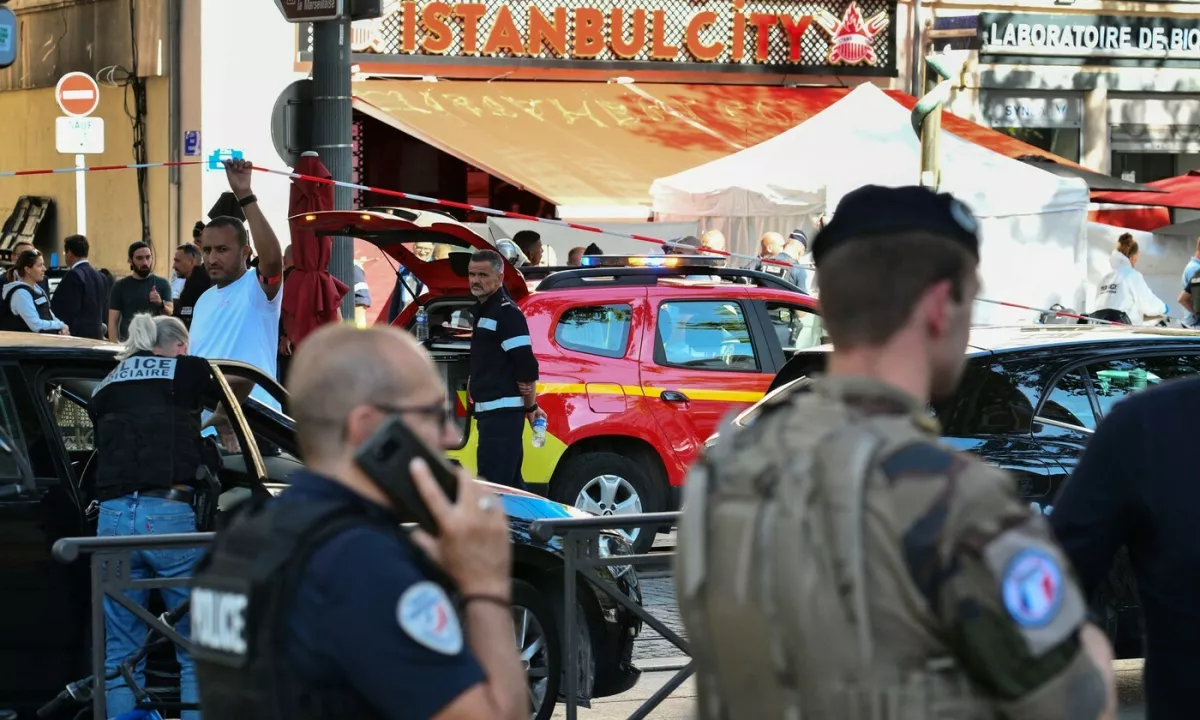 Več ranjenih v napadu z nožem, osumljenca ubili