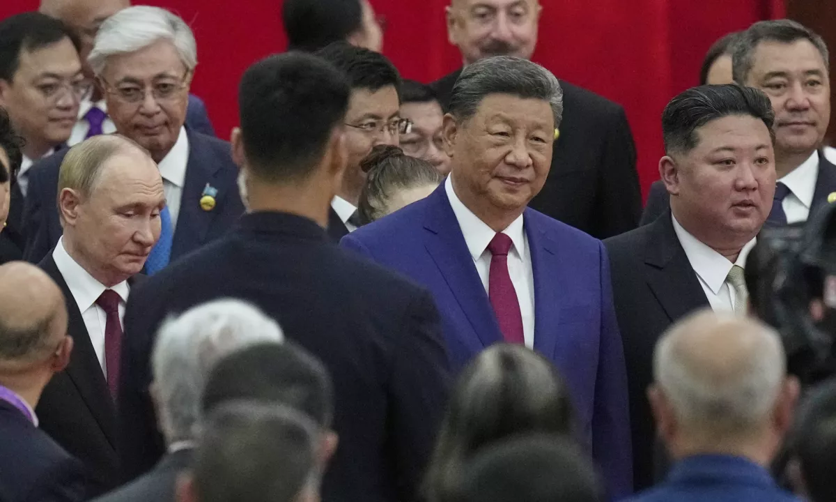 Putin, Ši in Kim skupaj na vojaški paradi, Trump: "To je zarota!"