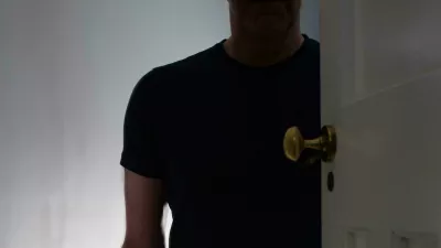 Ženo stradal in žgal po telesu, pomagala mu je mama