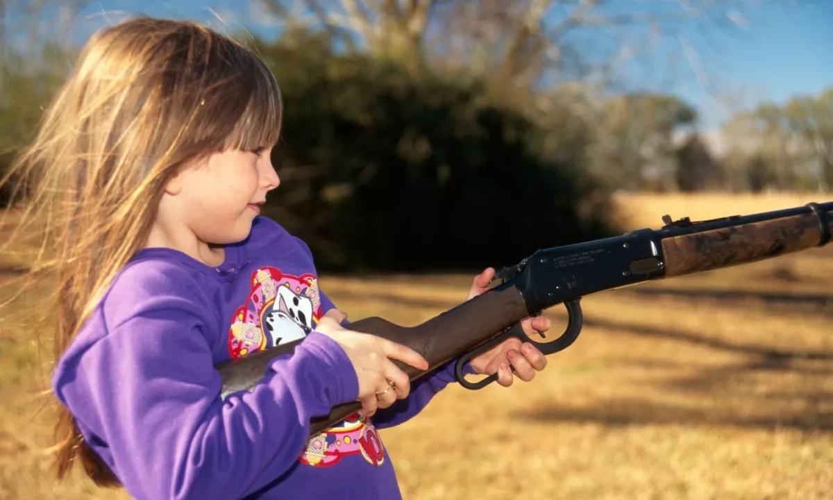 Varnega ravnanja z orožjem se bodo učili že petletniki