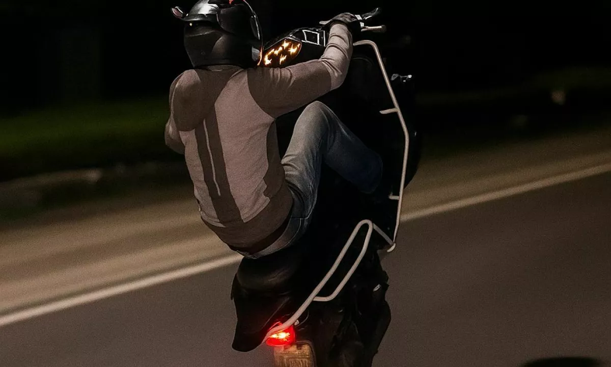 Mladostniki z nevarno predelanimi skuterji divjajo po Obali, policija nemočna