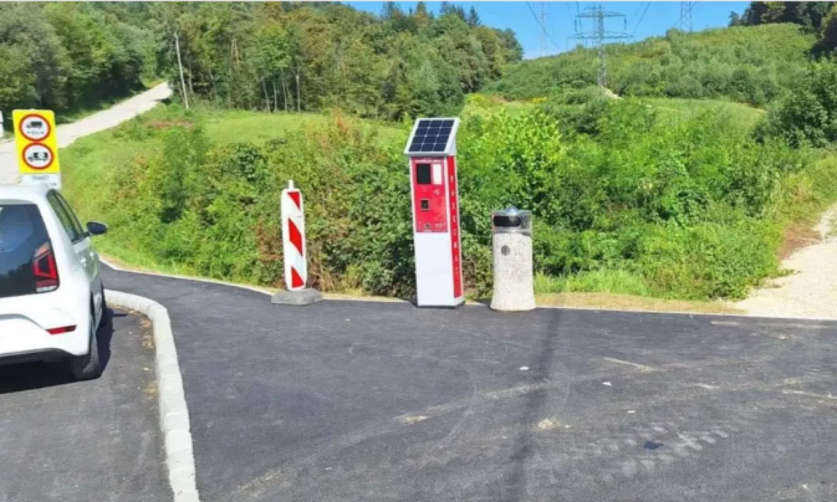 Parkomat pod Joštom še pred vklopom delovanja tarča vandalov