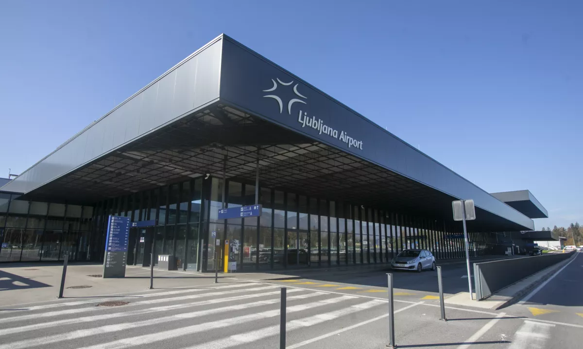 Izraelski varnostniki na ljubljanskem letališču ne bodo več smeli biti oboroženi