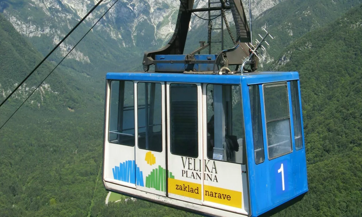 Poškodovana jeklenica nihalko na Veliko planino zaustavila za več tednov