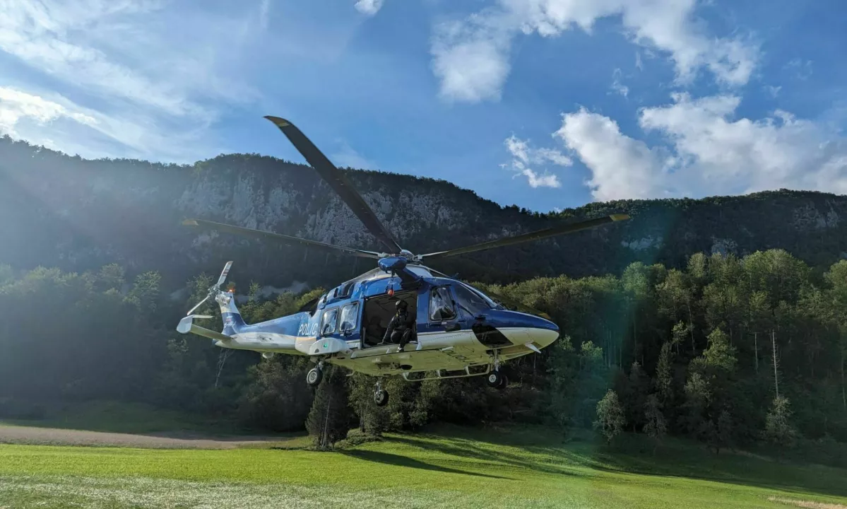 Temna brda: 70-letnik po strmini hodil ob kolesu, padel v sotesko in umrl