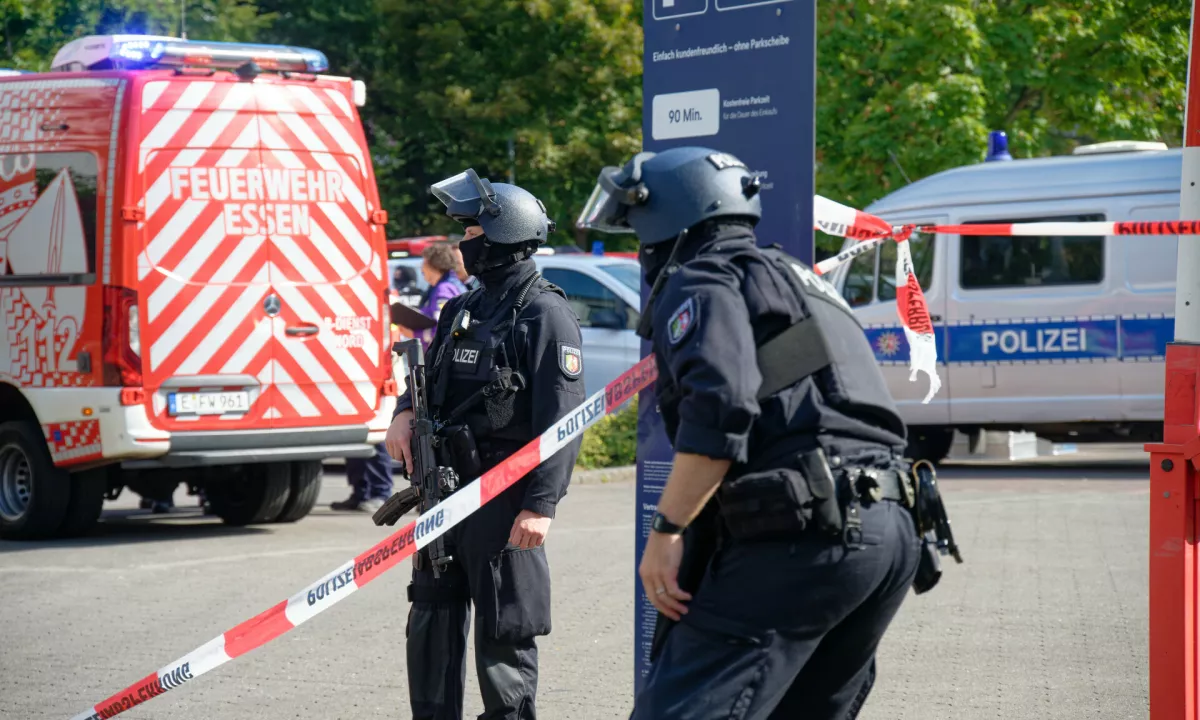 Policija ustrelila 17-letnega dijaka, ki je zabodel učiteljico