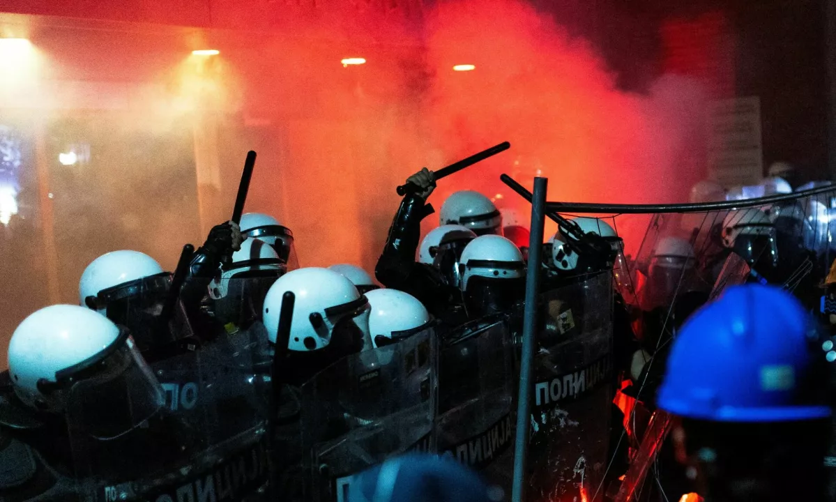 (VIDEO) Policija v Novem Sadu brutalno nad študente in "evropsko drhal"