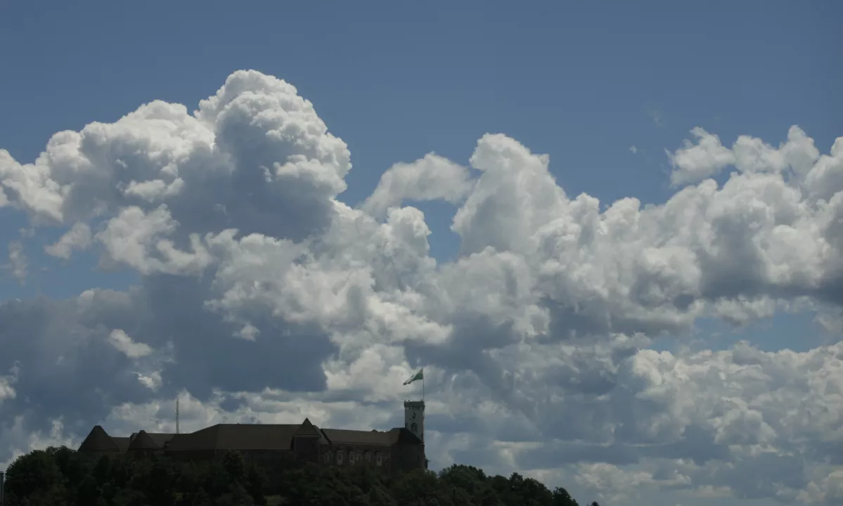 Po nevihtni noči se obeta boljše vreme s temperaturami do 28 stopinj Celzija