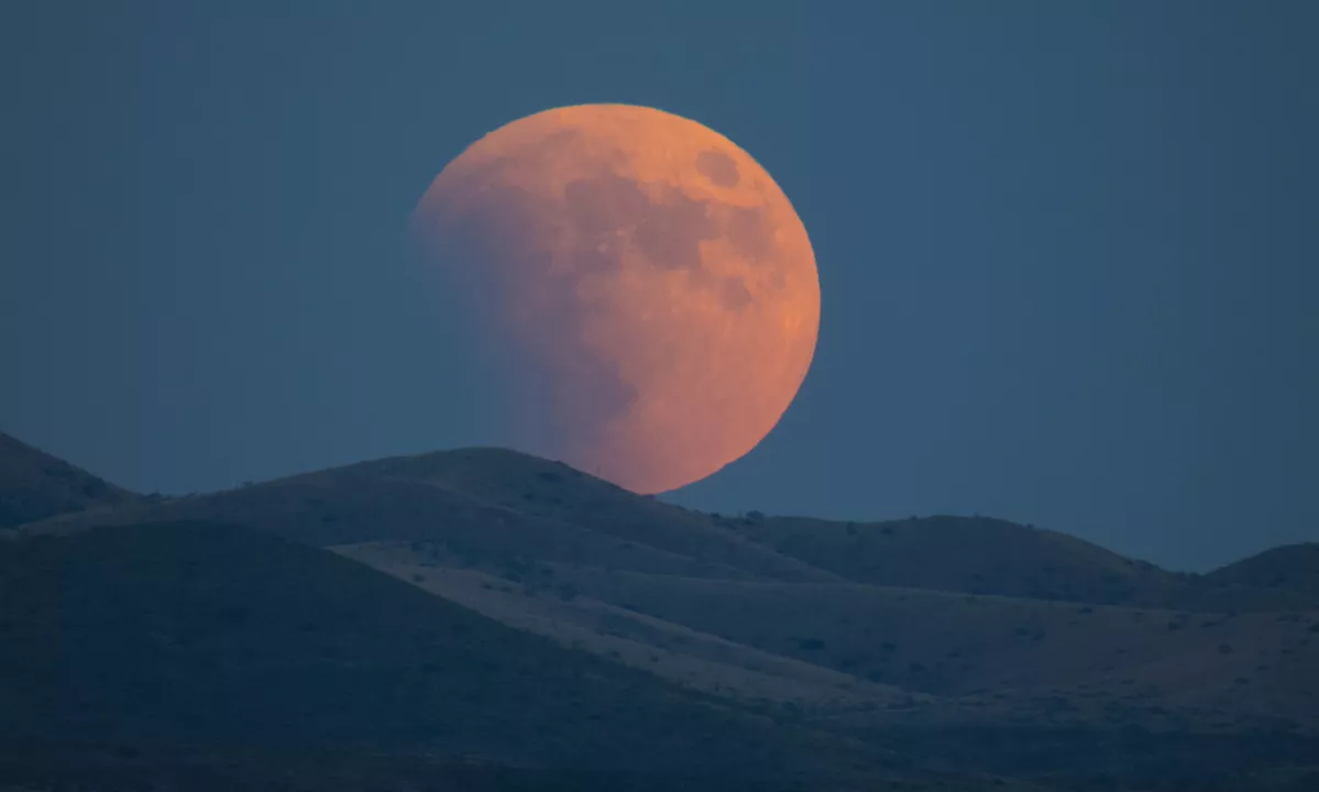 V nedeljo popolni Lunin mrk, Luna bo v rdečih odtenkih