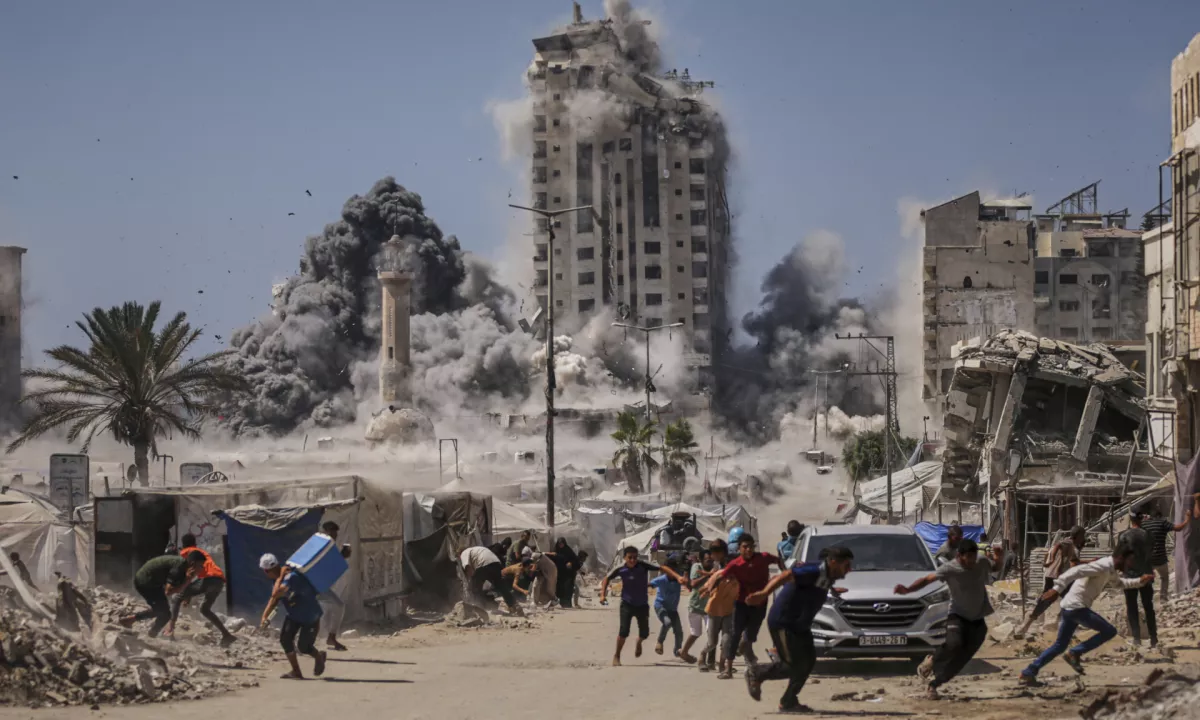 Izraelska vojska stopnjuje napade, porušena že druga stolpnica v Gazi