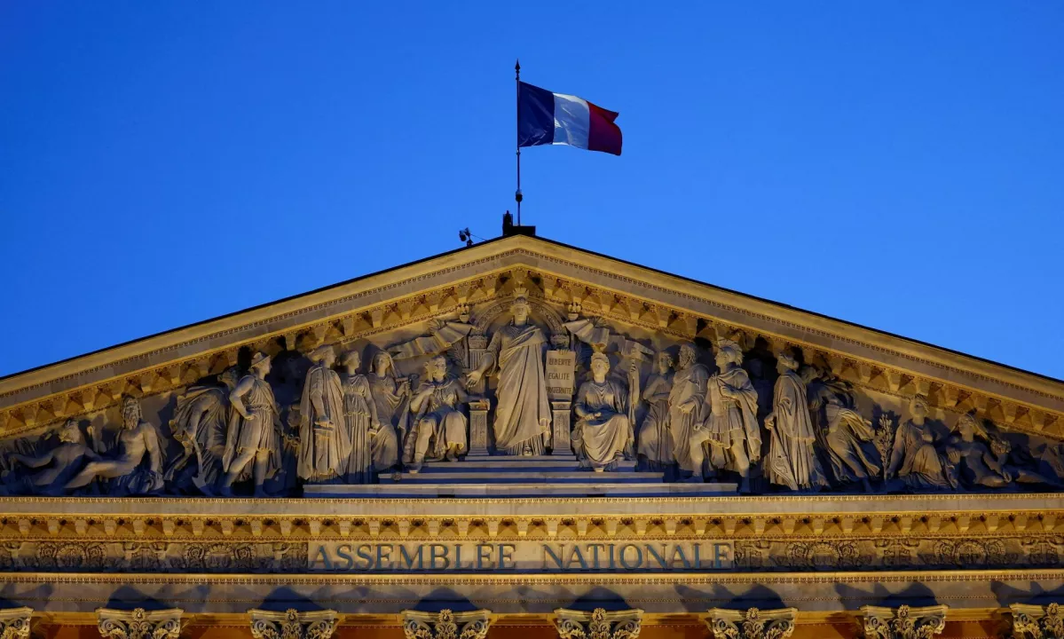 Francija pred padcem vlade, Macron išče premierja