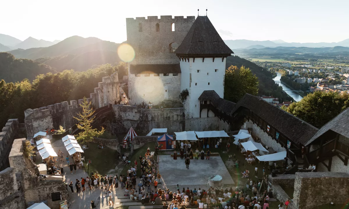 Največji srednjeveški grad obiskalo 22.000 turistov
