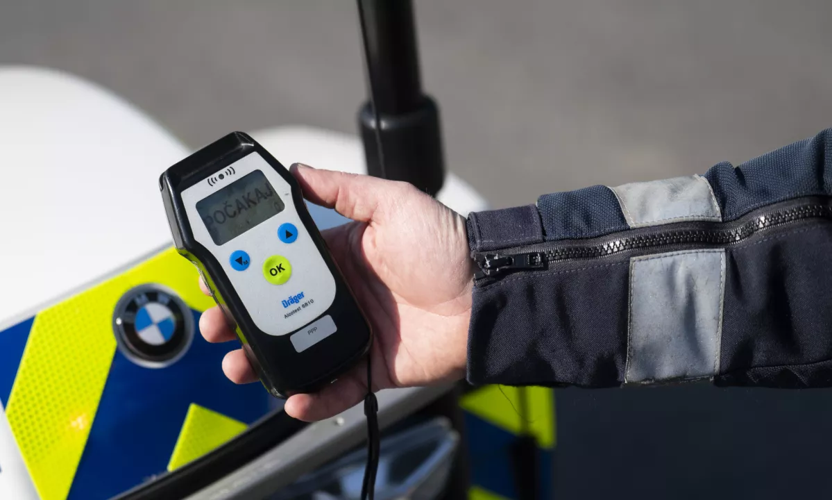 Voznik šolskega avtobusa je napihal