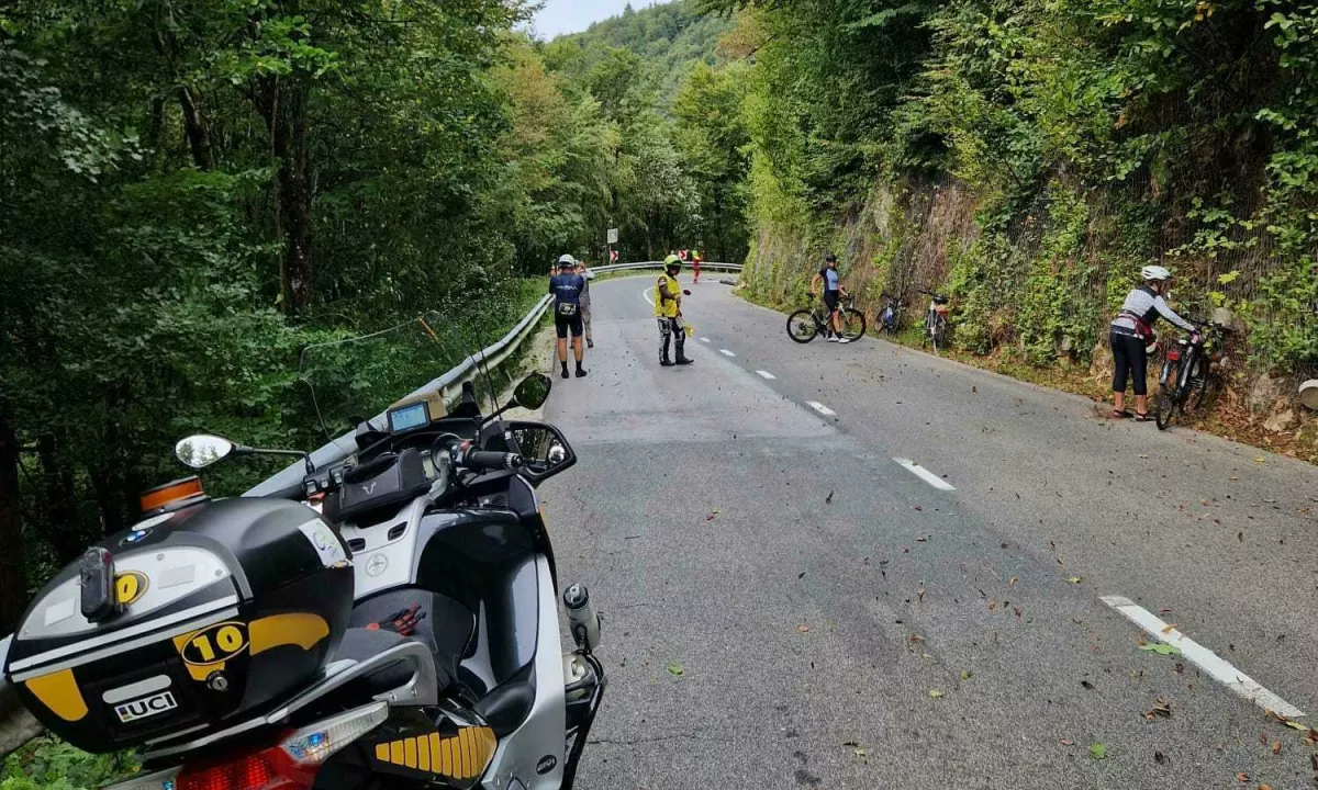 Tragedija v Kranju: Zakaj je izkušeni kolesar na spustu v ovinku zapeljal s ceste?