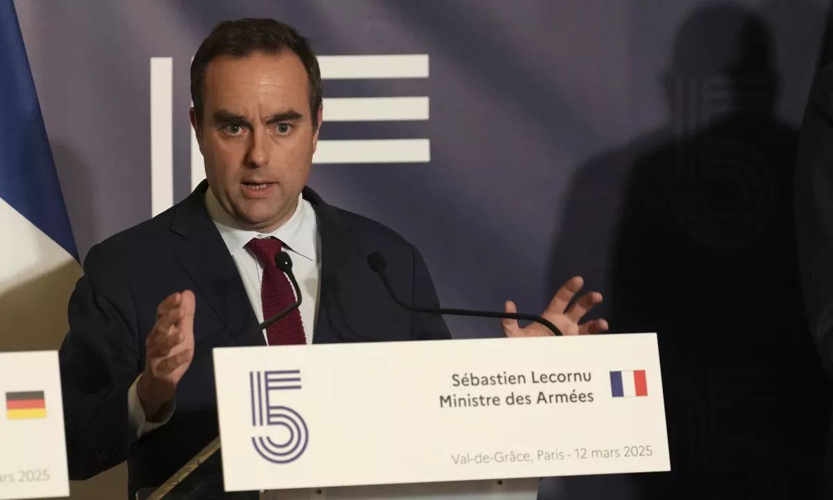 Macron za novega premierja imenoval obrambnega ministra Sebastiena Lecornuja