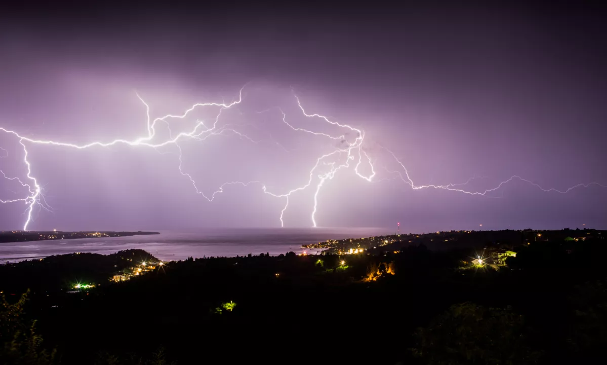 Velikega nočnega neurja ni bilo, možnost nalivov še vedno visoka