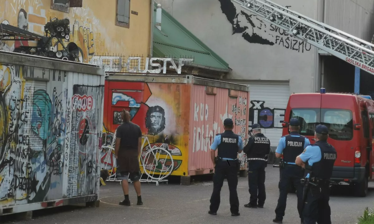 Najprej risal po fasadi, nato udaril policistko in vpil na mimoidoče