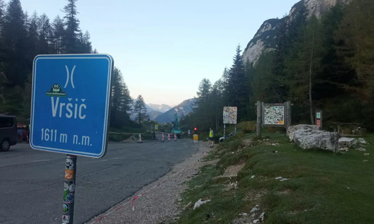 Na cesti čez Vršič se nam obetajo popolne in delne zapore