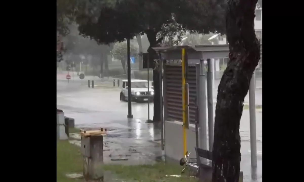 Neurje v Italiji povzročilo veliko težav, iz kampa evakuirali več kot 2300 ljudi