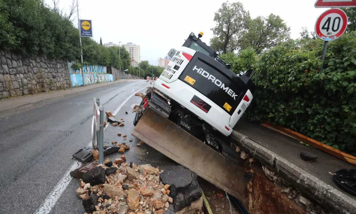 Na Hrvaškem obilno deževje povzročalo težave, močan veter podiral drevesa