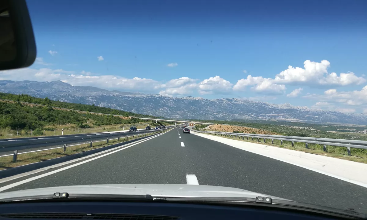 Primorska avtocesta: V voznika, ki ga je izsilil, iz ferrarija uperil pištolo