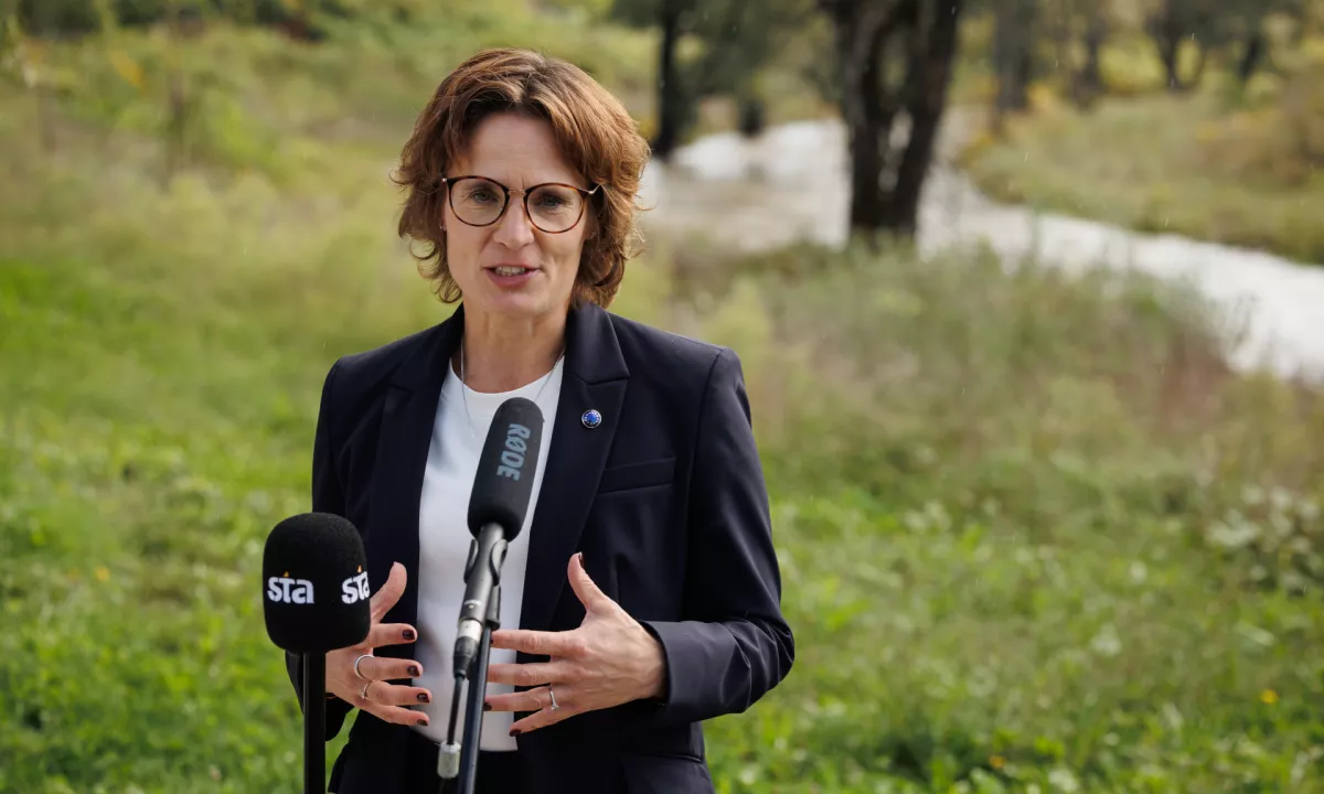 Komisarka Roswall v Sloveniji poudarila pomen sonaravnih rešitev za poplavno varnost