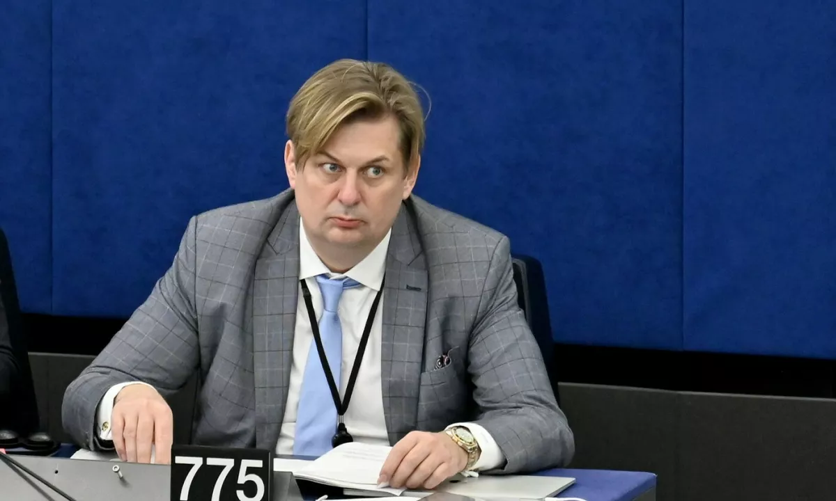 Nemški parlament odvzel imuniteto poslancu AfD Maximilianu Krahu zaradi suma povezav s Kitajsko