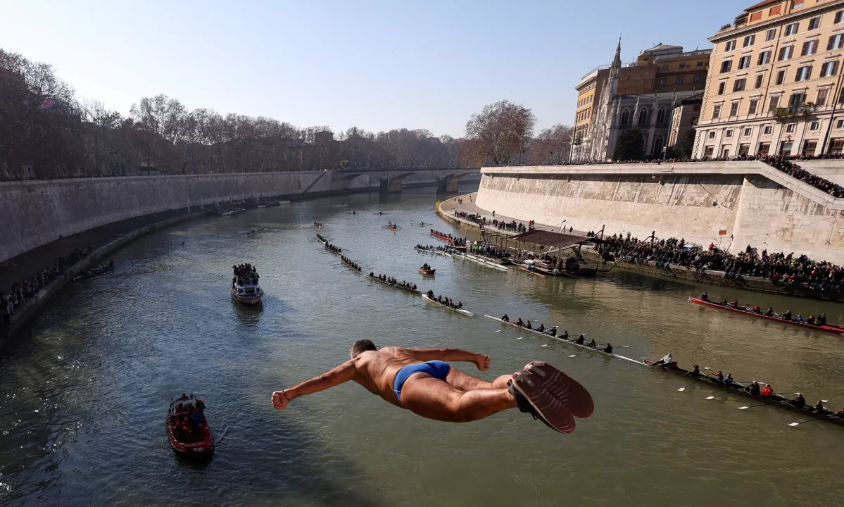 Župan Rima načrtuje ponovno omogočiti kopanje v reki Tiberi v petih letih