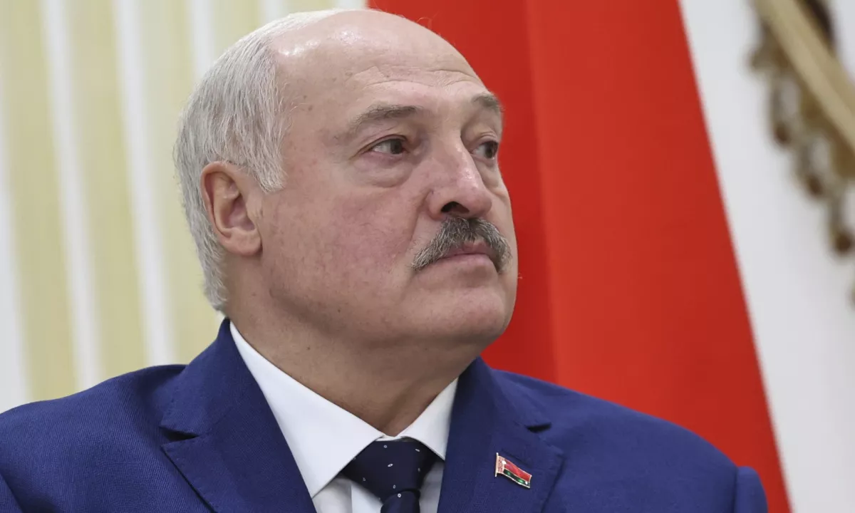 Belorusija izpustila 52 političnih zapornikov, Lukašenko pohvalil Trumpa