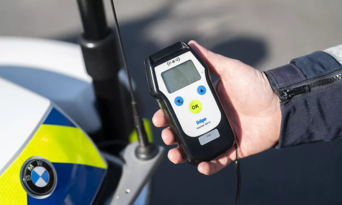 Pijan 64-letnik v Dolžu trčil v drevo in odklonil alkotest