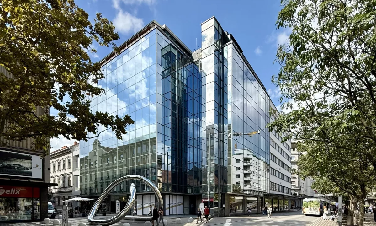 Nama v Ljubljani se po prenovi odpira z dvema ločenima vhodoma