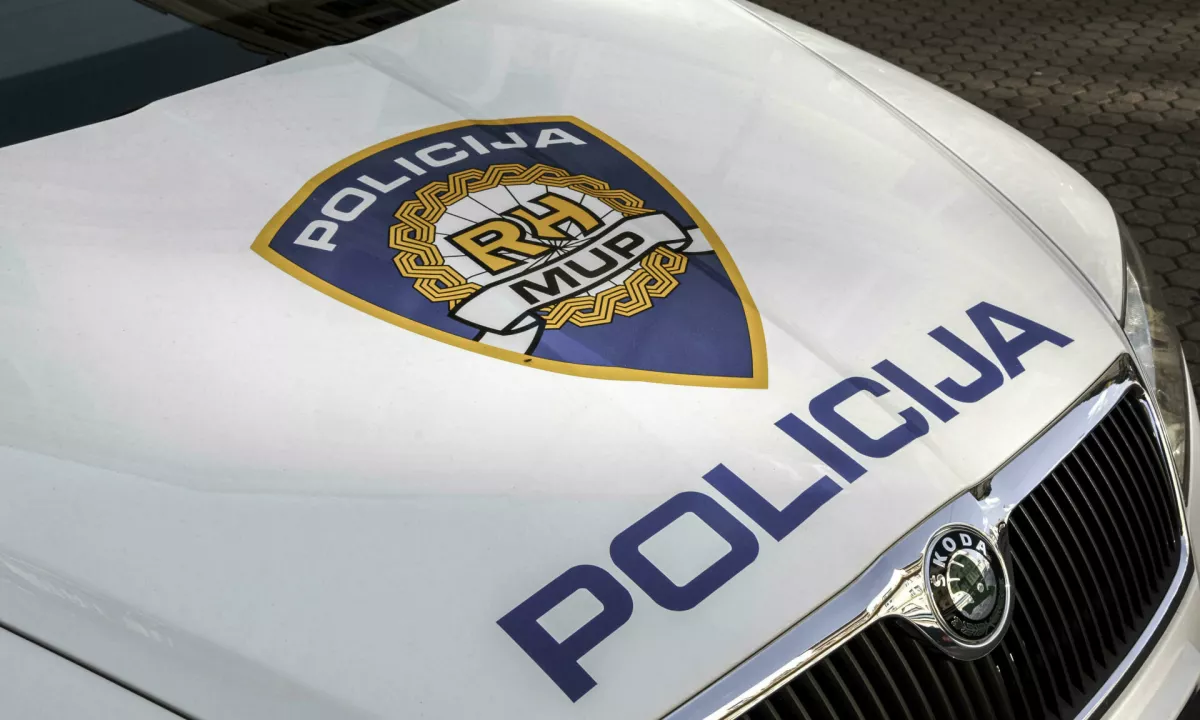 Po smrti dveletne deklice zaradi opeklin aretirali starše