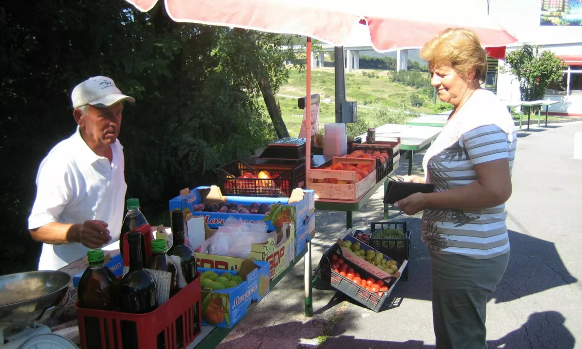 Inšpektorji ugotovili vedno več kršitev pri prodajalcih sadja in zelenjave ob cestah