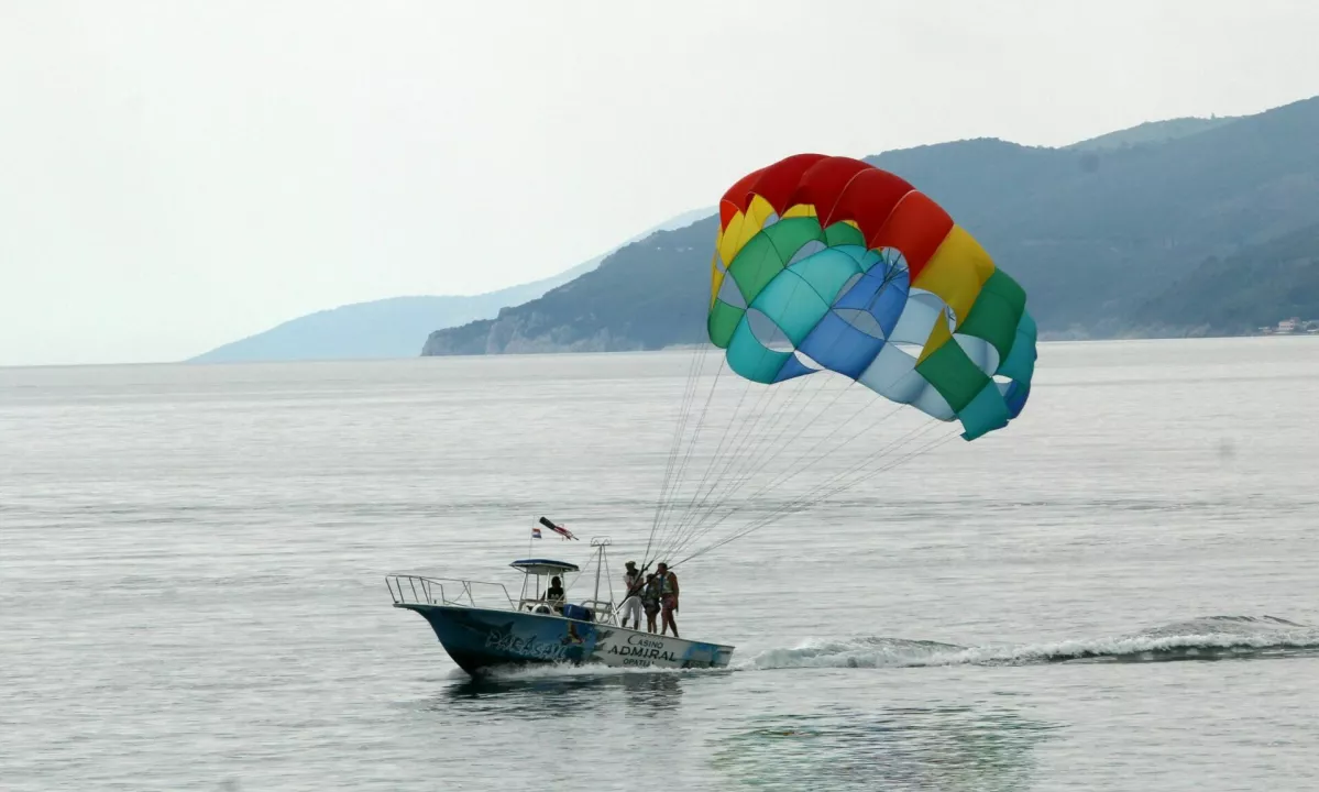 Tragedija v Budvi: 19-letnica umrla med vožnjo s padalom. Ali lastnik agencije laže?