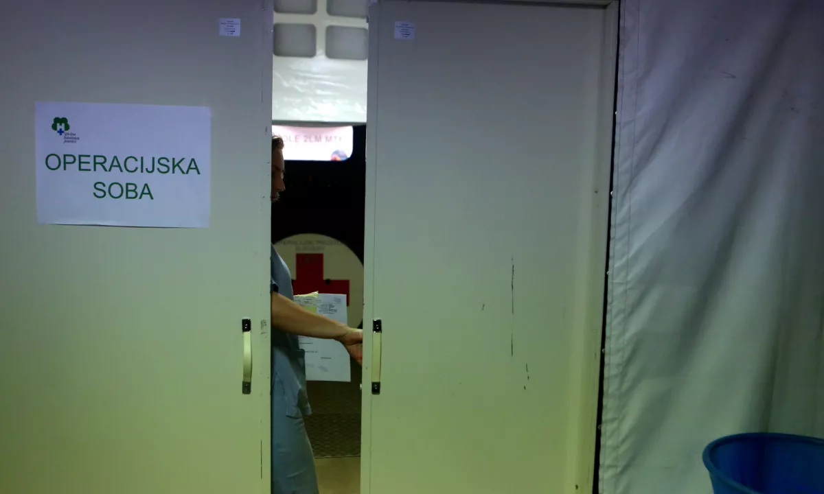 Britanski zdravnik med operacijo spolno občeval z medicinsko sestro