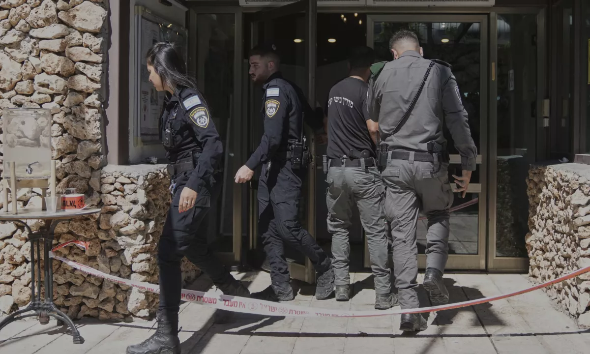 V napadu z nožem blizu Jeruzalema ranjeni dve osebi, napadalca prijeli