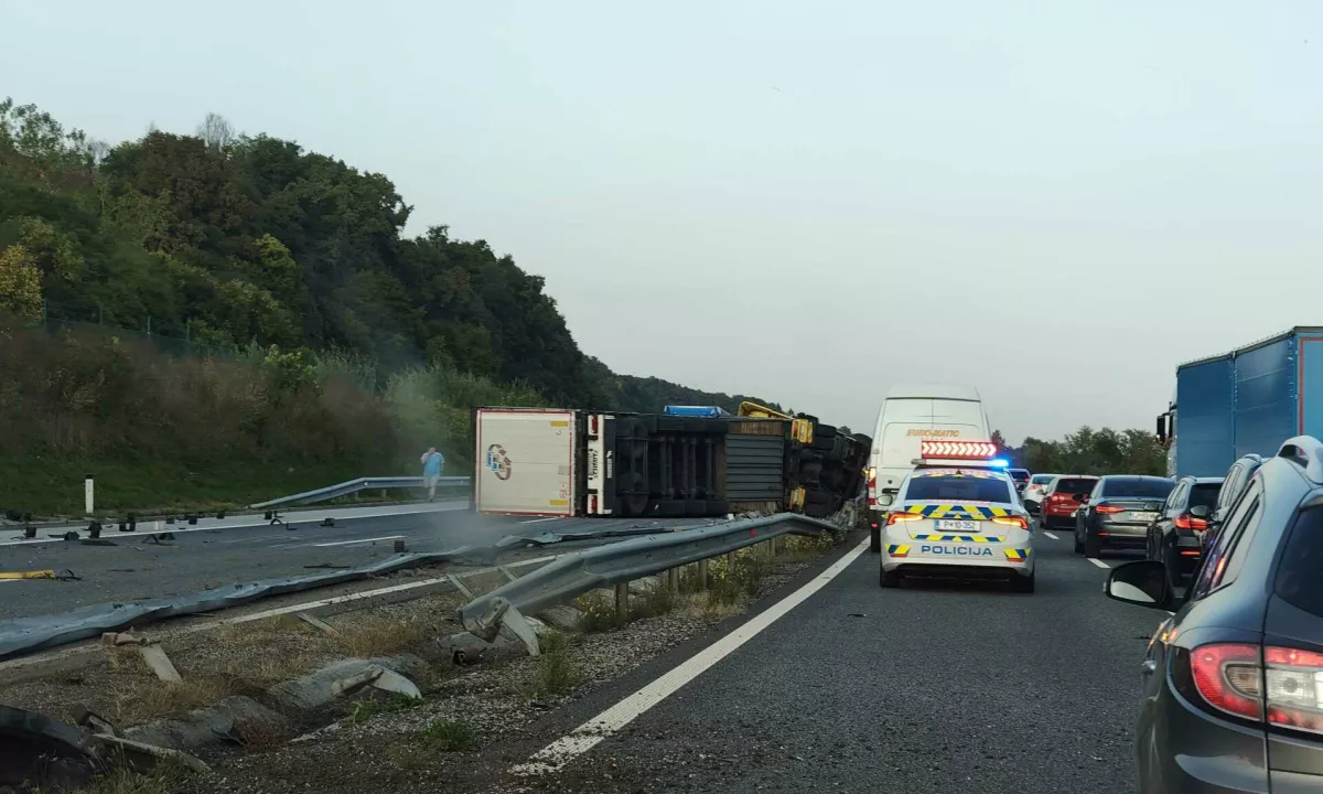 (FOTO) Na dolenjski avtocesti prevrnjen tovornjak