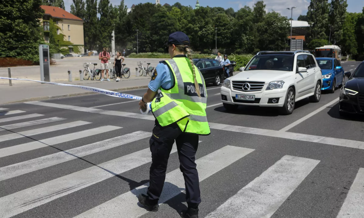 Voznik trčil v peško, njegov avto je tovornjak porinil v nadstrešek