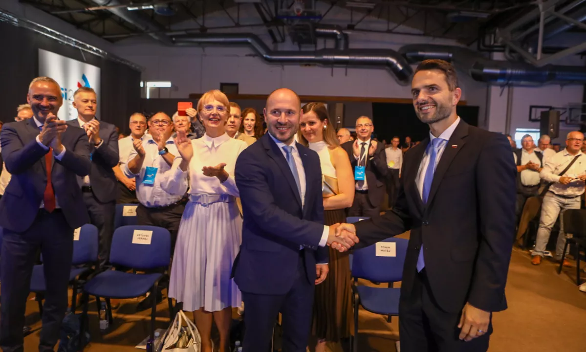 Prepričljiva zmaga Vrtovca, ki bo stranko popeljal na volitve prihodnje leto