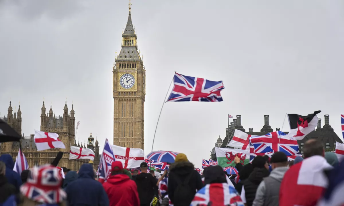 Na desničarskem protimigrantskem shodu v Londonu več kot 100.000 ljudi