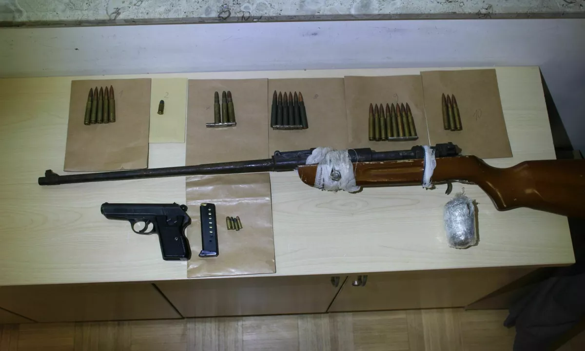 Zasegli puško, pištolo, strelivo in droge